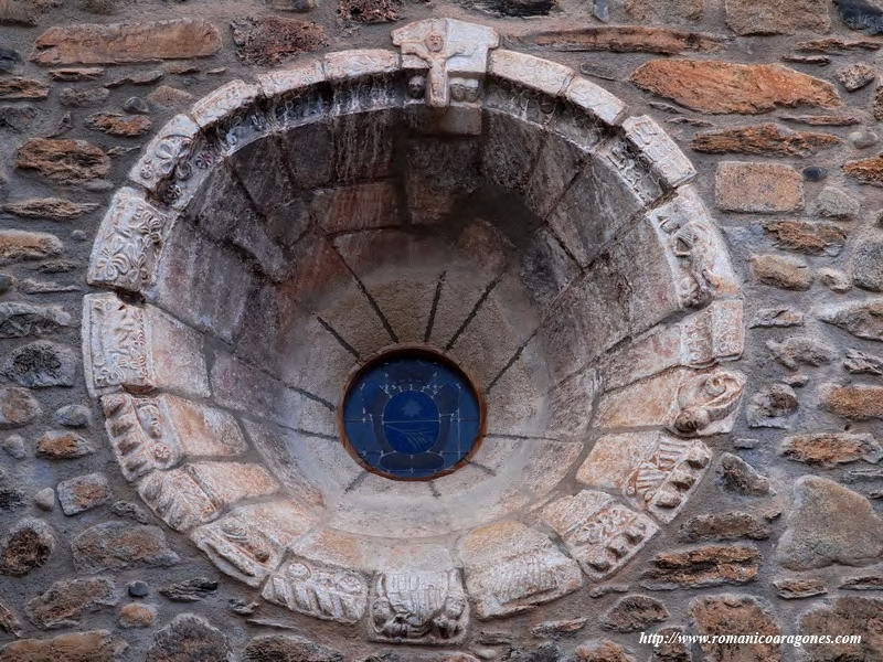 CULO SOBRE LA PUERTA DE ENTRADA